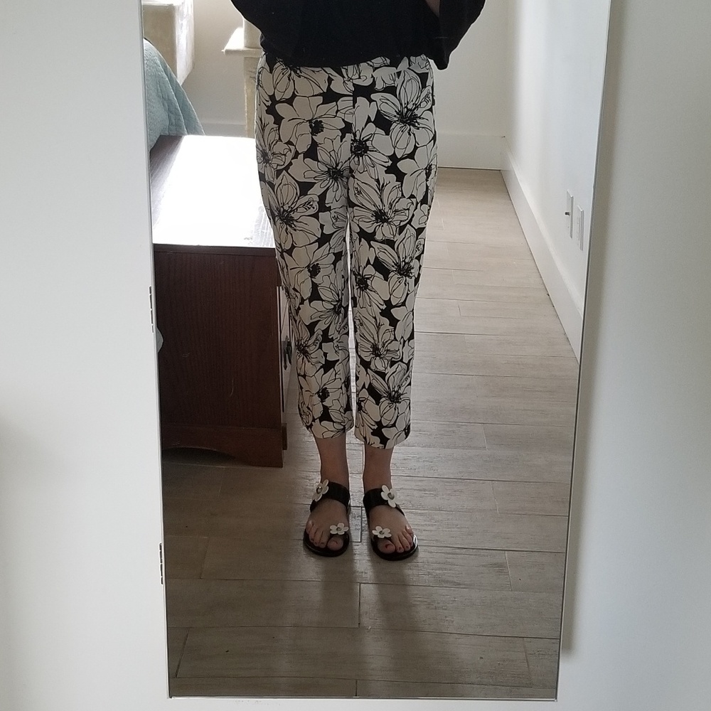 Super cute and stylish cropped floral pants